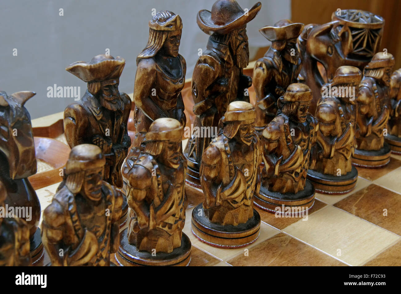 Holz Schach Figuren handgefertigt Aufenthalt an Bord Stockfoto