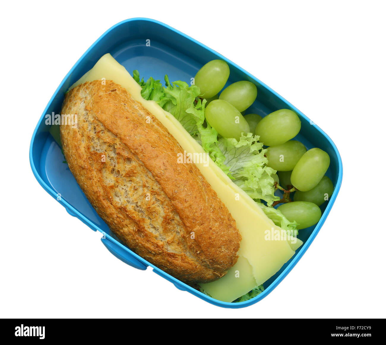 Lunch-Box mit Schwarzbrot Käse-Sandwich und grüne Trauben isoliert auf weiss Stockfoto