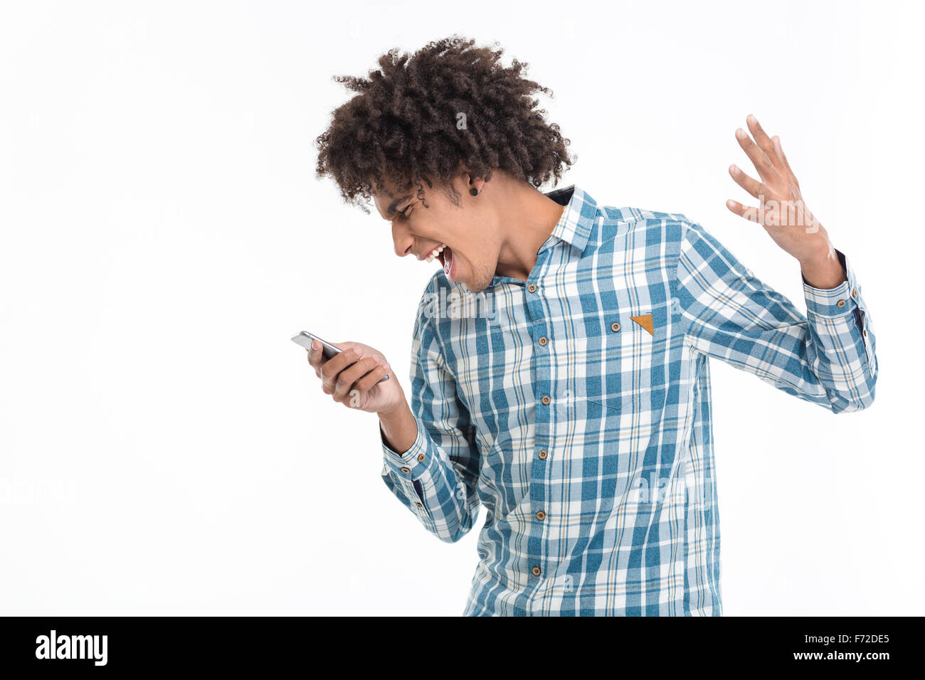 Porträt von Afro Amerian Mann schreien auf Smartphone isoliert auf weißem Hintergrund Stockfoto