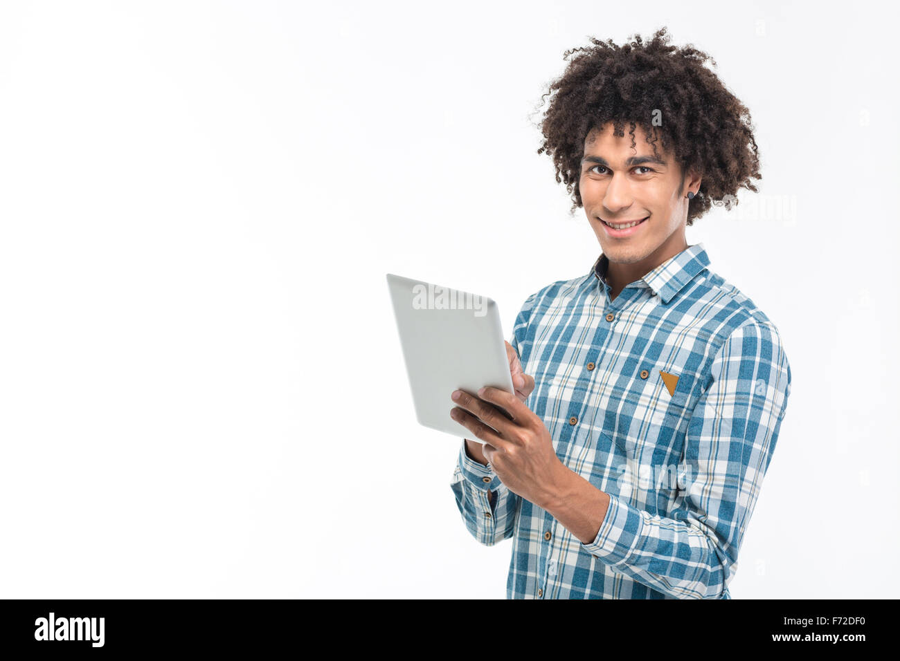 Porträt eines lächelnden Afro amerikanischen Mannes mit Tablettcomputer isoliert auf einem weißen Hintergrund und Blick in die Kamera Stockfoto
