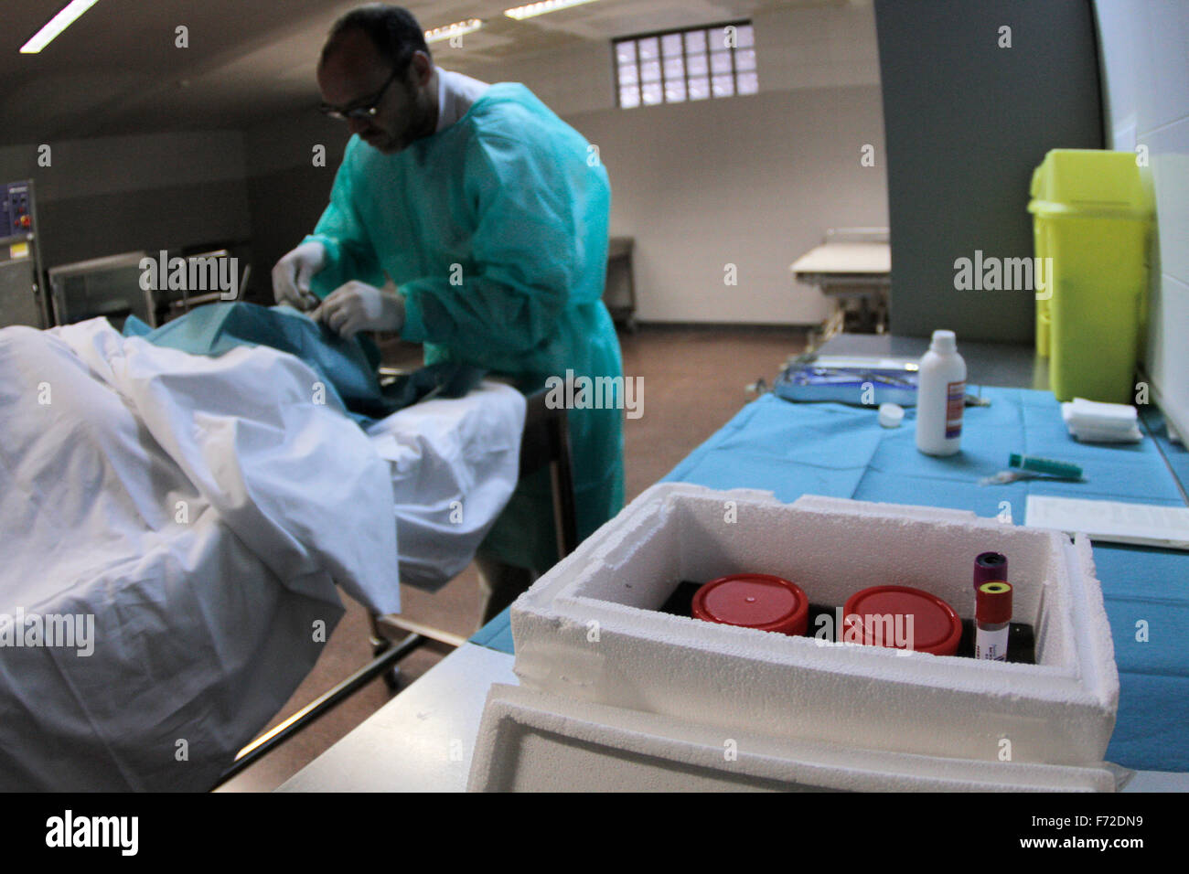 Ein Arzt bereitet einen Körper für die Extraktion der Orgel in einem Krankenhaus Leichenschauhaus in Mallorca Stockfoto