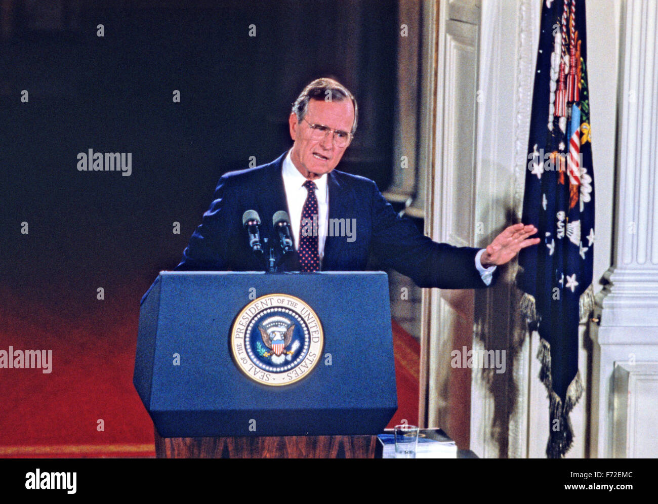 Präsident der Vereinigten Staaten George H.W. Bush hält eine Pressekonferenz im East Room des weißen Hauses in Washington, DC am 4. Juni 1992. In seiner Eröffnungsrede des Präsidenten diskutiert das Haushaltsdefizit und plädierte für einen ausgeglichenen Haushalt zur Änderung der US-Verfassung. Bildnachweis: Ron Sachs/CNP - kein Draht-Dienst- Stockfoto