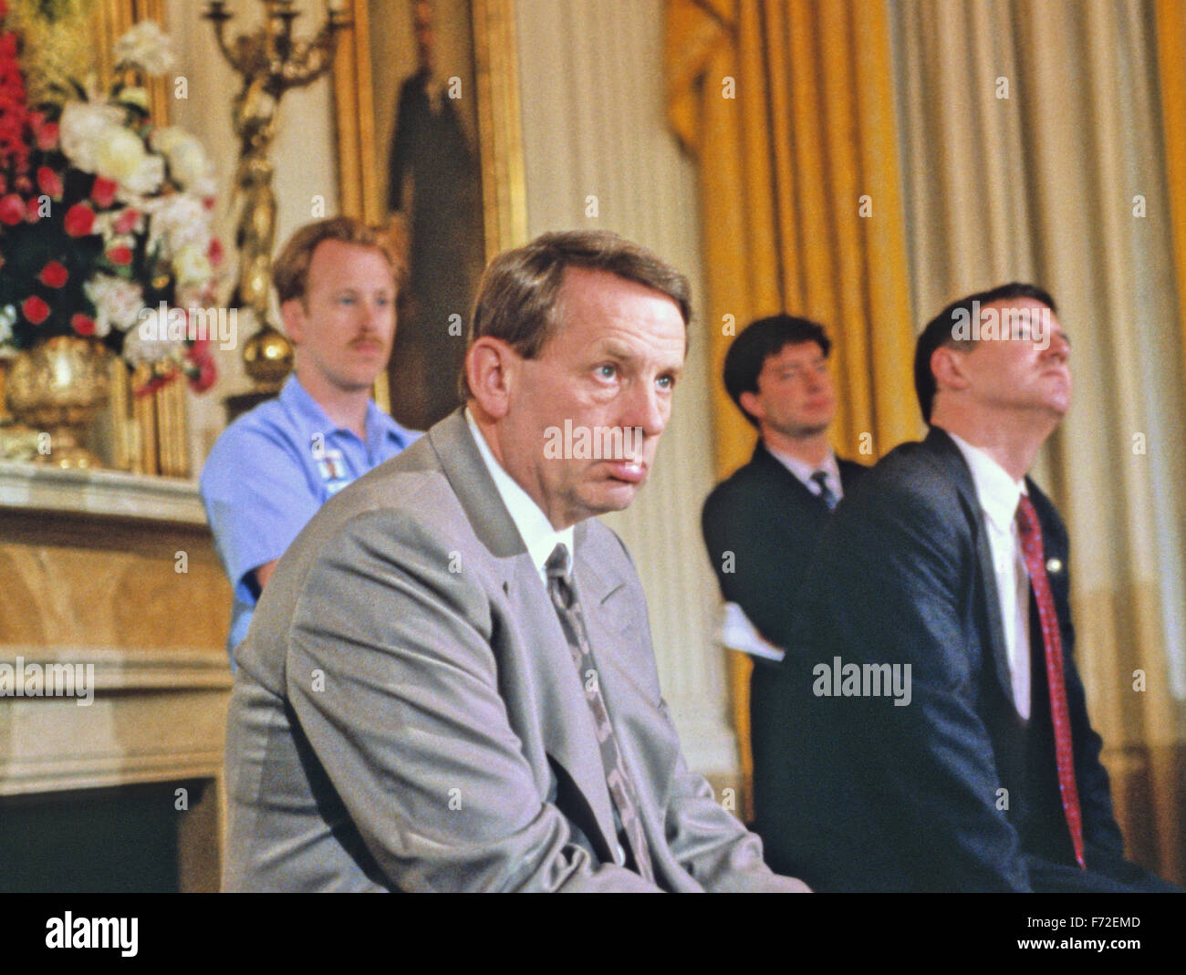 White House Chief Of Staff Samuel K. Skinner schaut zu, wie Präsident der Vereinigten Staaten George H.W. Bush eine Pressekonferenz im East Room des weißen Hauses in Washington, DC am 4. Juni 1992 hält. In seiner Eröffnungsrede des Präsidenten diskutiert das Haushaltsdefizit und plädierte für einen ausgeglichenen Haushalt zur Änderung der US-Verfassung. Bildnachweis: Ron Sachs/CNP - kein Draht-Dienst- Stockfoto