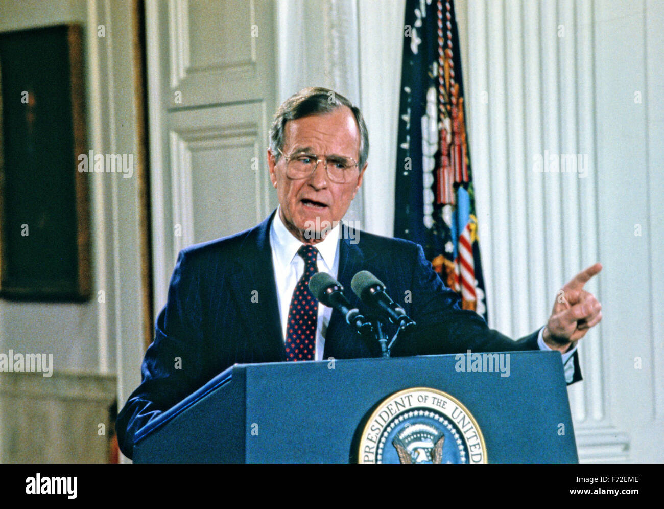 Präsident der Vereinigten Staaten George H.W. Bush hält eine Pressekonferenz im East Room des weißen Hauses in Washington, DC am 4. Juni 1992. In seiner Eröffnungsrede des Präsidenten diskutiert das Haushaltsdefizit und plädierte für einen ausgeglichenen Haushalt zur Änderung der US-Verfassung. Bildnachweis: Ron Sachs/CNP - kein Draht-Dienst- Stockfoto