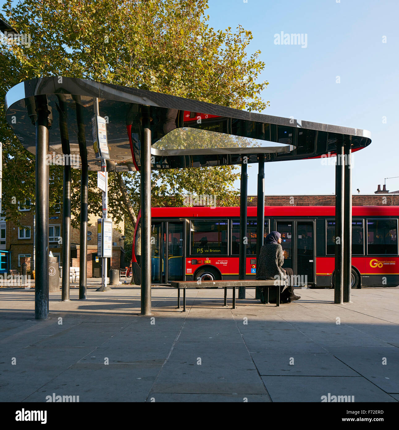 Wartehalle mit London Bus vorbei. Binfield Road Wartehalle, Stockwell Rahmen Masterplan, London, Vereinigtes Königreich. Archi Stockfoto