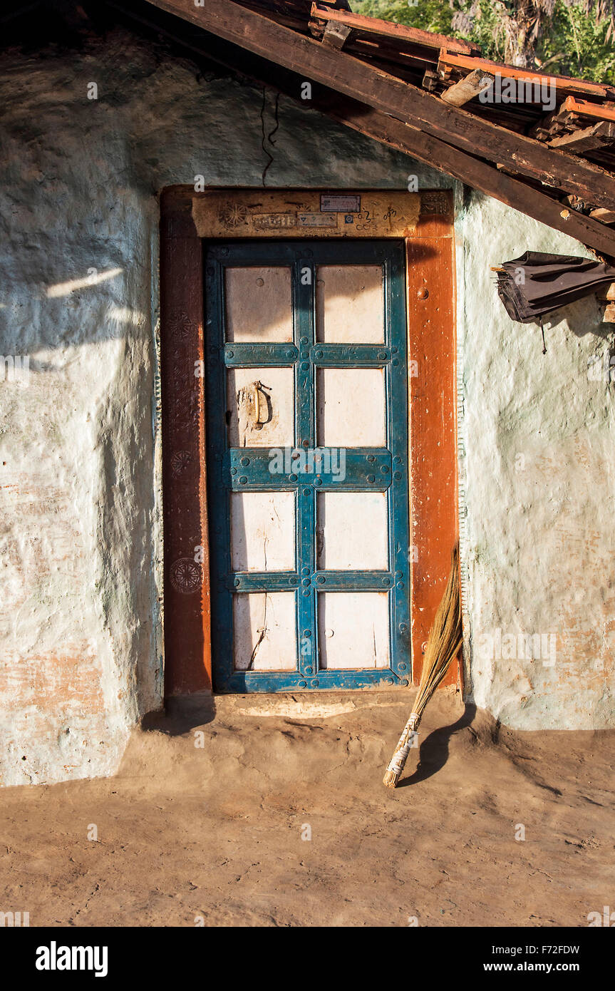 Holztür, Besen, geschlossene Haustüre, araku-Tal, andhra pradesh, indien, asien Stockfoto