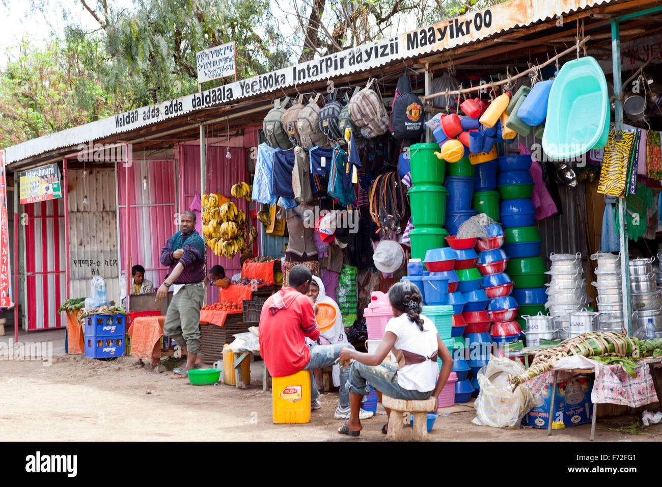 Geschäfte auf Straßen, Debre Zeit, Äthiopien, Afrika Stockfoto