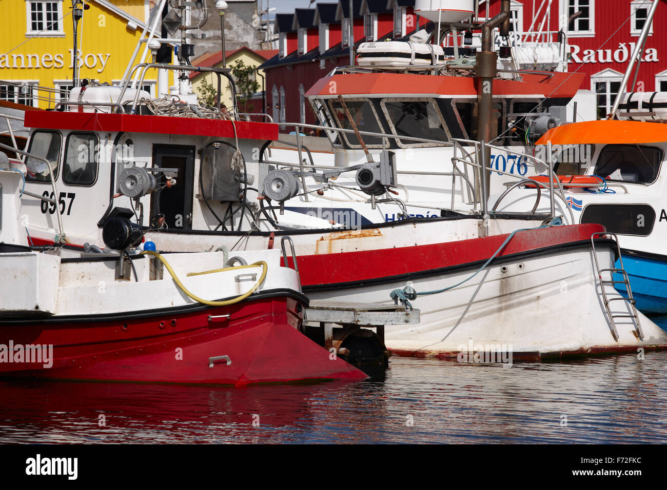 Angelboote/Fischerboote am Hafen. Island-Küste Stockfoto