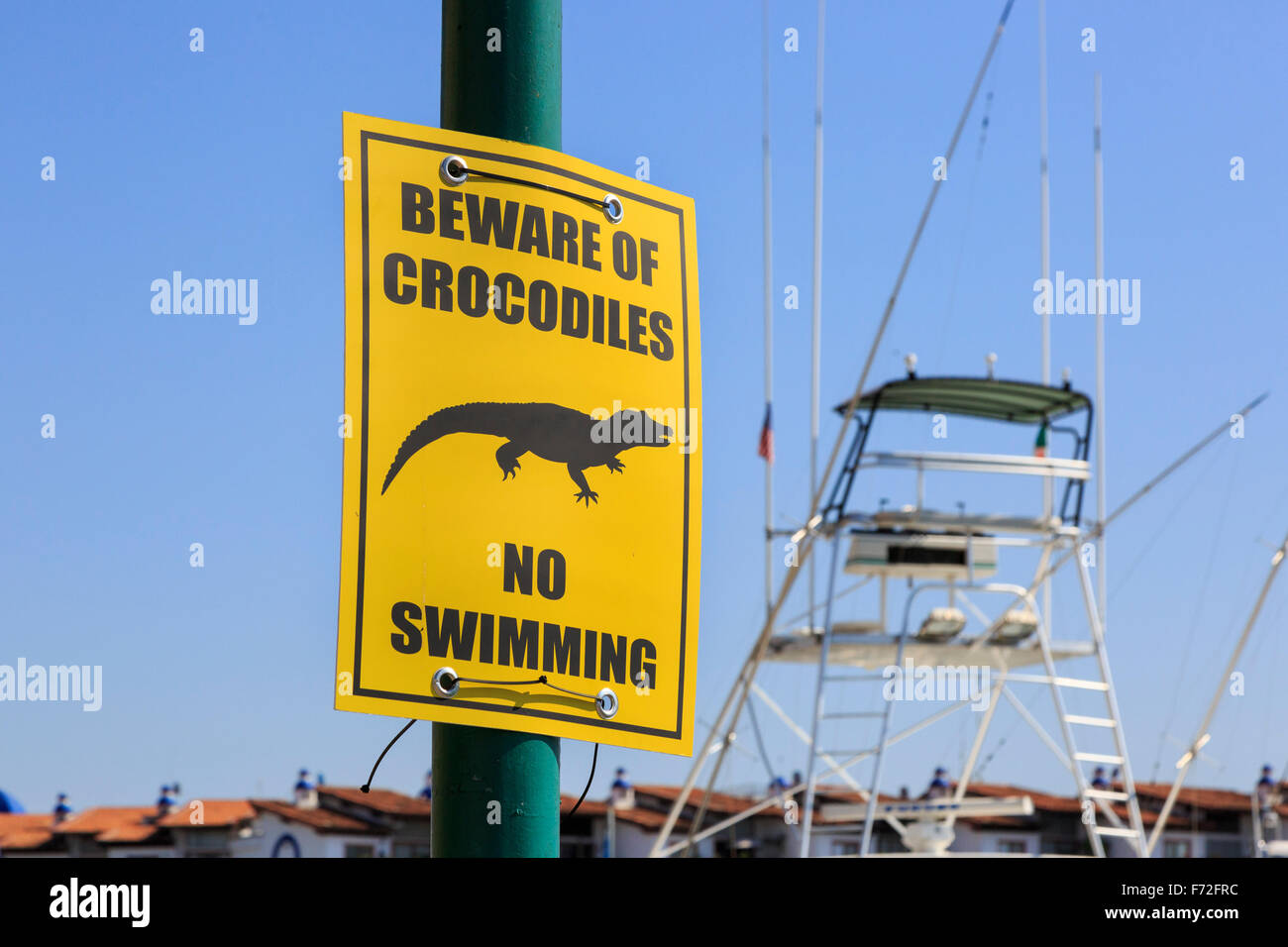 Hüten Sie sich vor Krokodilen Warnzeichen an der Marina, Puerto Vallarta, Mexiko Stockfoto