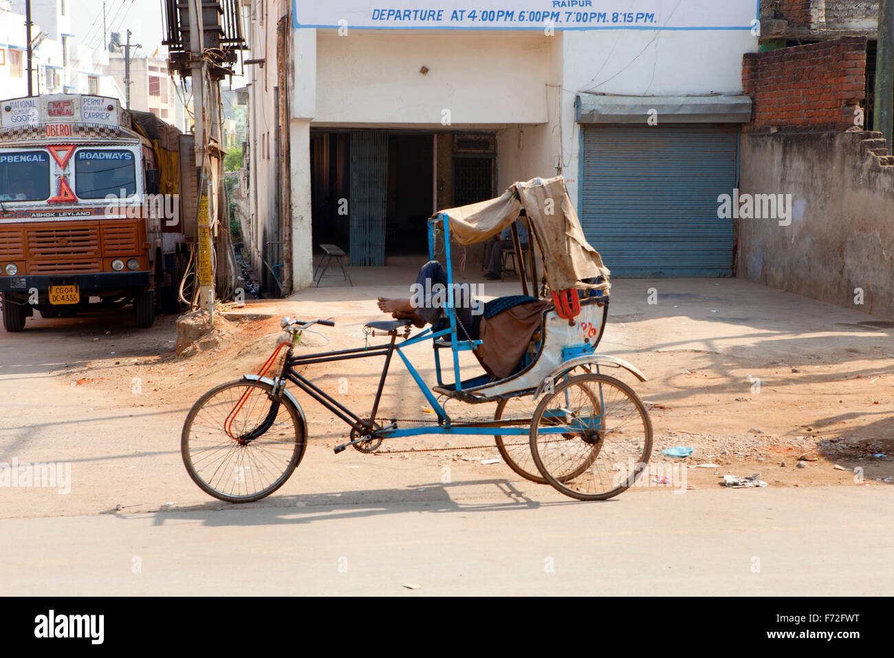 Mann, der in der Fahrrad-Rikscha, Dreirad-Rikscha, Bilaspur, Chhattisgarh, Indien schläft, Asien Stockfoto