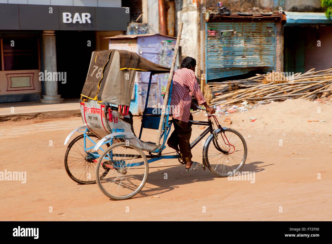 Mann, der Fahrrad-Rikscha, Dreirad-Rikscha, Bilaspur, Chhattisgarh, Indien, Asien Stockfoto