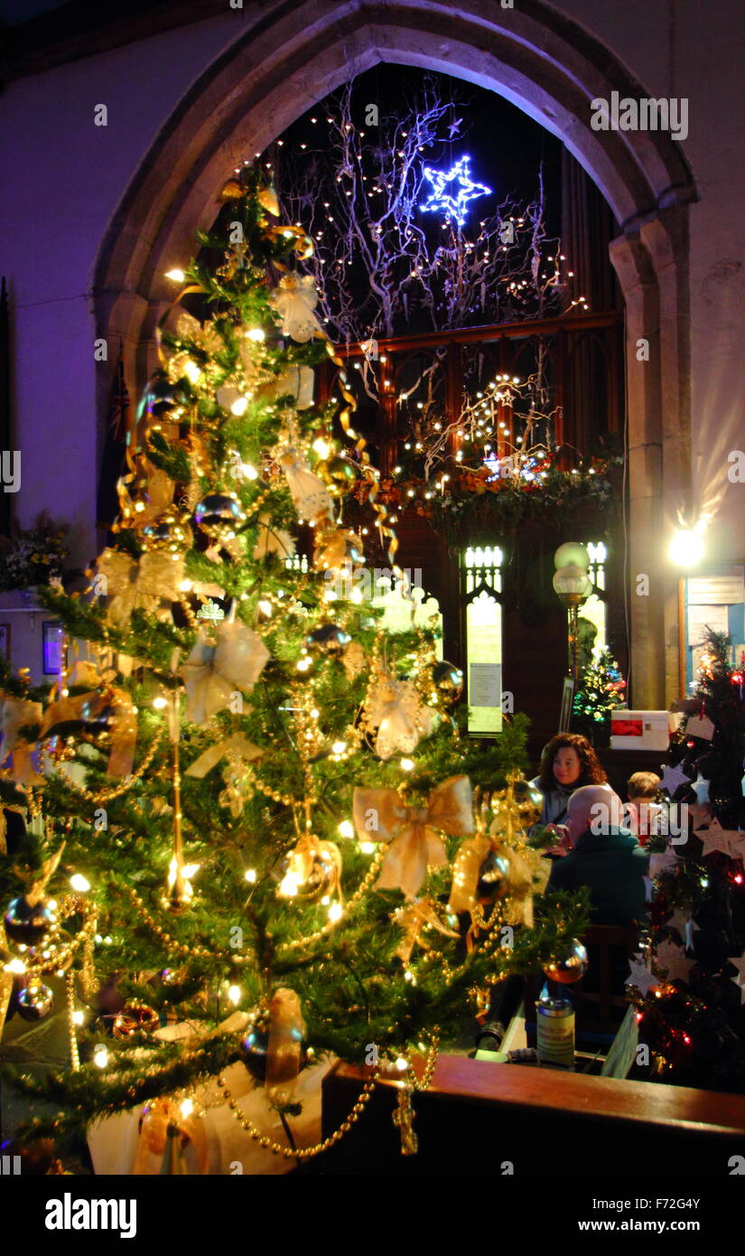 Ein Weihnachten Tres Festival in St Edmund Kirche im Zentrum von Castleton, einem Dorf in Derbyshires Peak District, England Stockfoto
