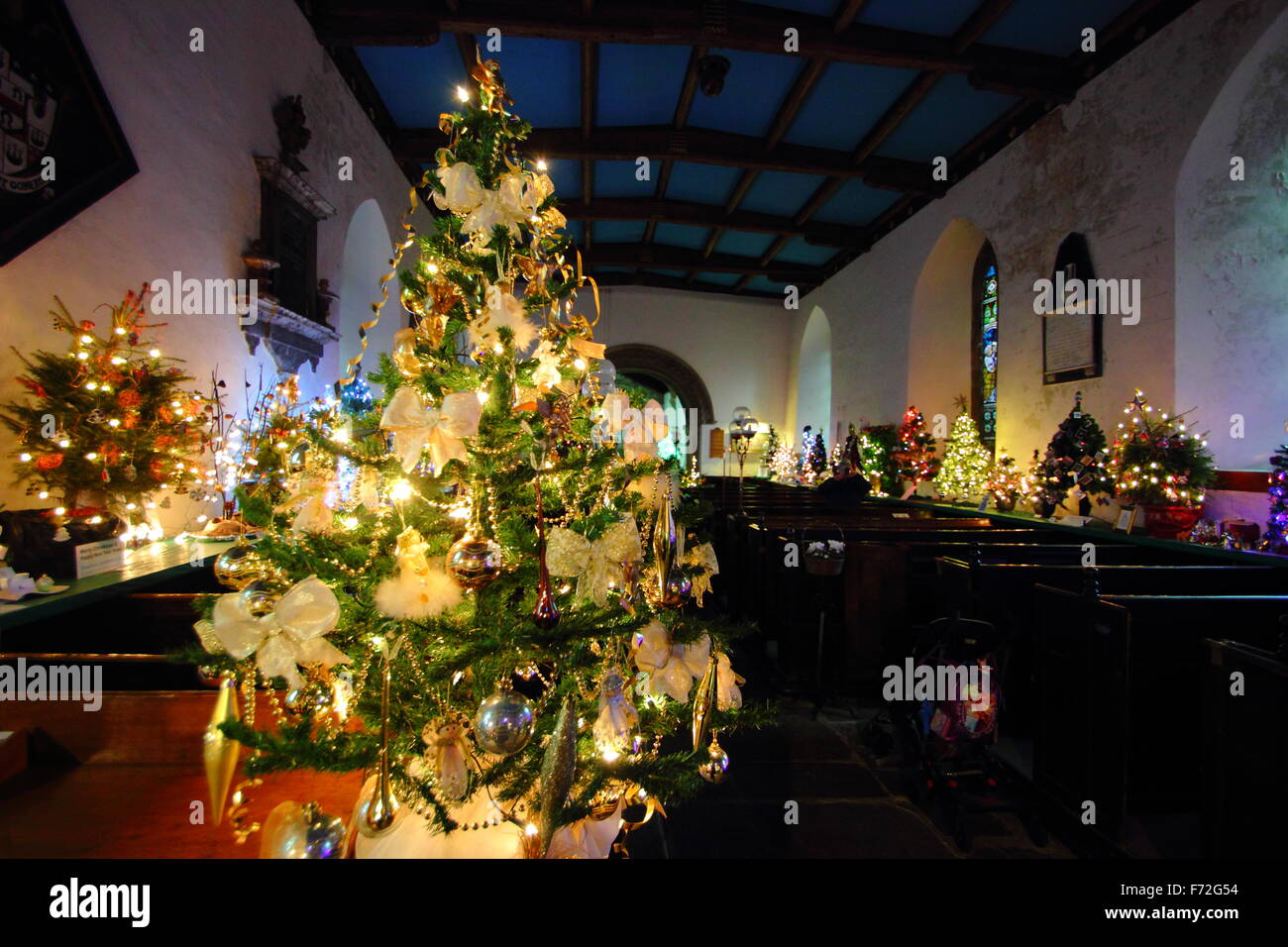 Ein Weihnachten Tres Festival in St Edmund Kirche im Zentrum von Castleton, einem Dorf in Derbyshires Peak District, England Stockfoto