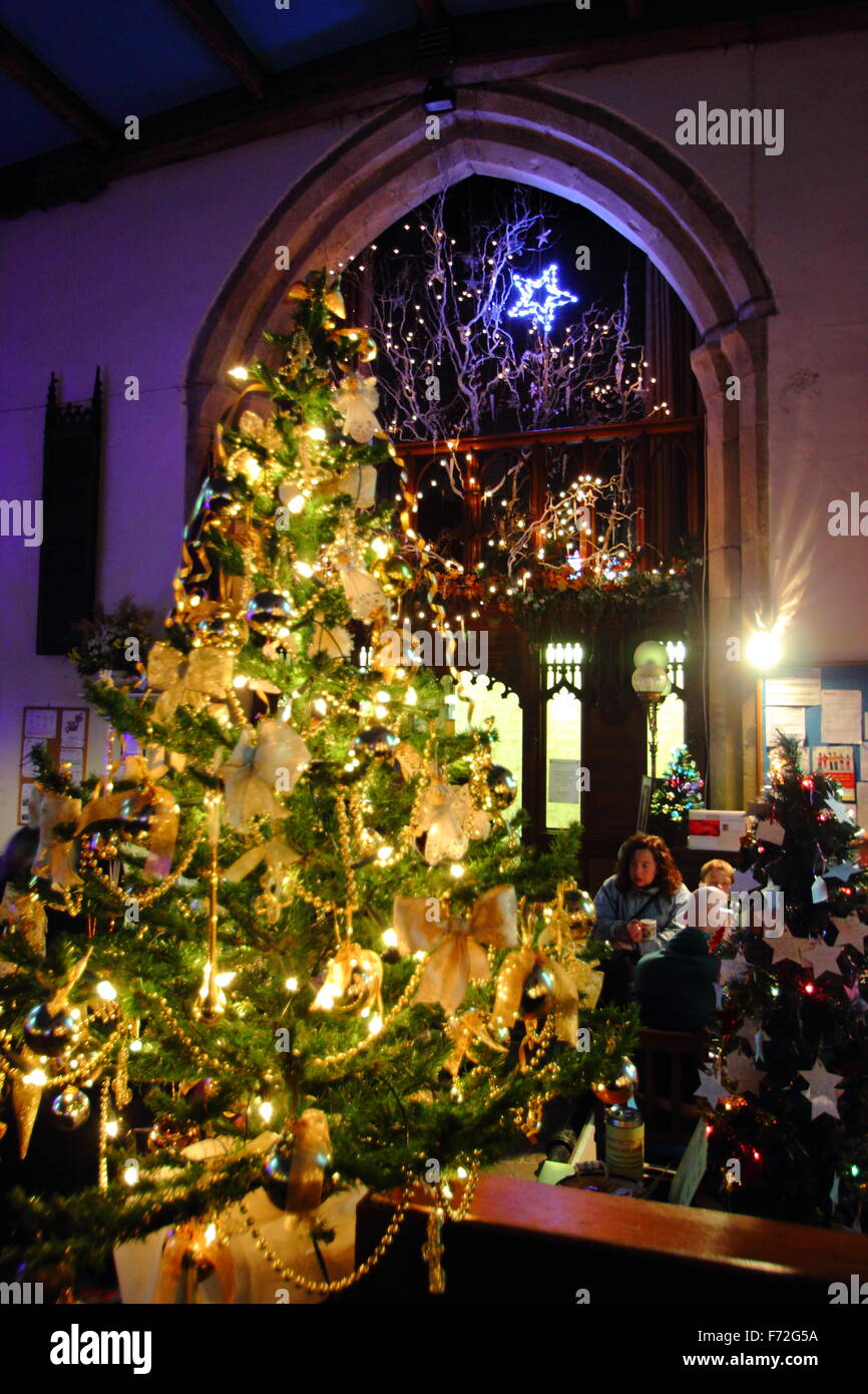Ein Weihnachten Tres Festival in St Edmund Kirche im Zentrum von Castleton, einem Dorf in Derbyshires Peak District, England Stockfoto