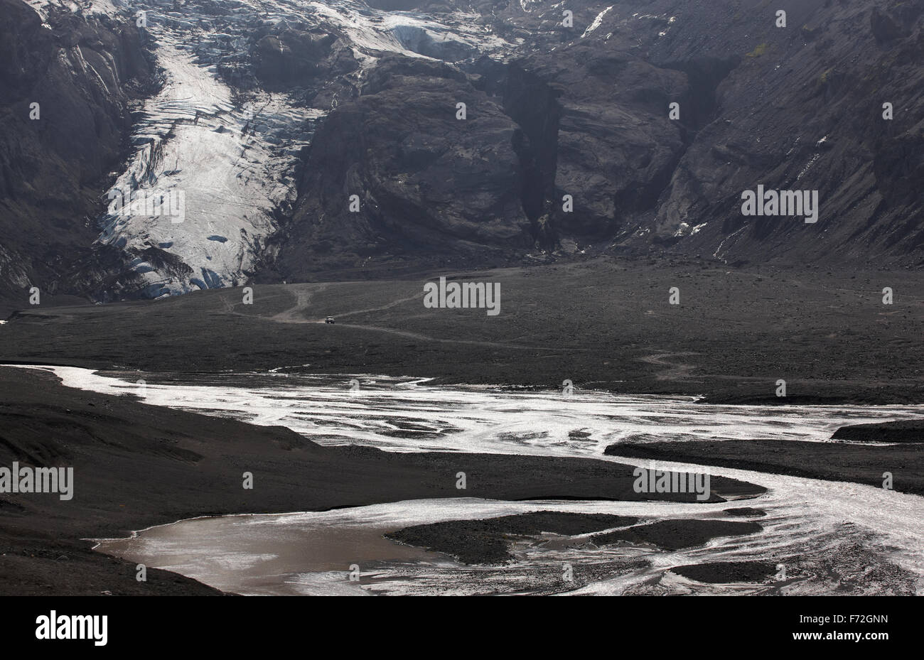 Eyjafjalajokul Gletscher Zunge Fluß und 4wd Fahrzeug in Island Südbereich Stockfoto