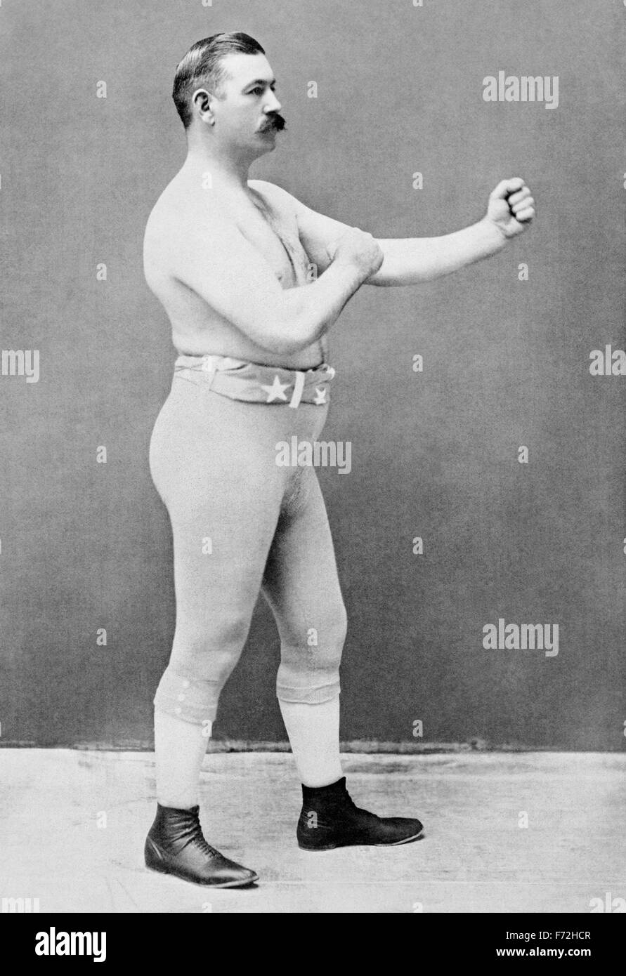 Vintage Porträtfoto des legendären amerikanischen bloßen Fäusten und behandschuhten Boxer John L Sullivan (1858-1918). Sullivan, den Spitznamen "The Boston Strong Boy", gilt als der letzte bloßen Fäusten Weltmeister im Schwergewicht nach London Prize Ring Regeln und der erste behandschuhte Schwergewichts-Weltmeister unter Marquess of Queensberry Rules. Er beherrscht die Box-Szene in den 1880er Jahren und war Amerikas erste sportliche Superstar. Seine Herrschaft als König der Schwergewichte kam zu einem Ende, als er zu James J Corbett im Jahr 1892 in einem behandschuhten Kampf unter Queensberry-Regeln gekämpft verlor. Stockfoto