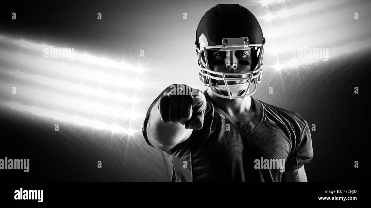 Zusammengesetztes Bild des american Football-Spieler in die Kamera zeigen Stockfoto