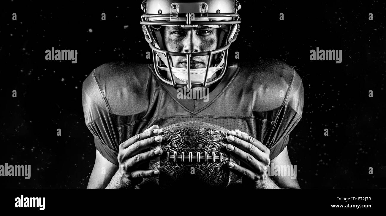 Zusammengesetztes Bild von Close-up Portrait zuversichtlich, US-amerikanischer american-Football-Spieler mit ball Stockfoto