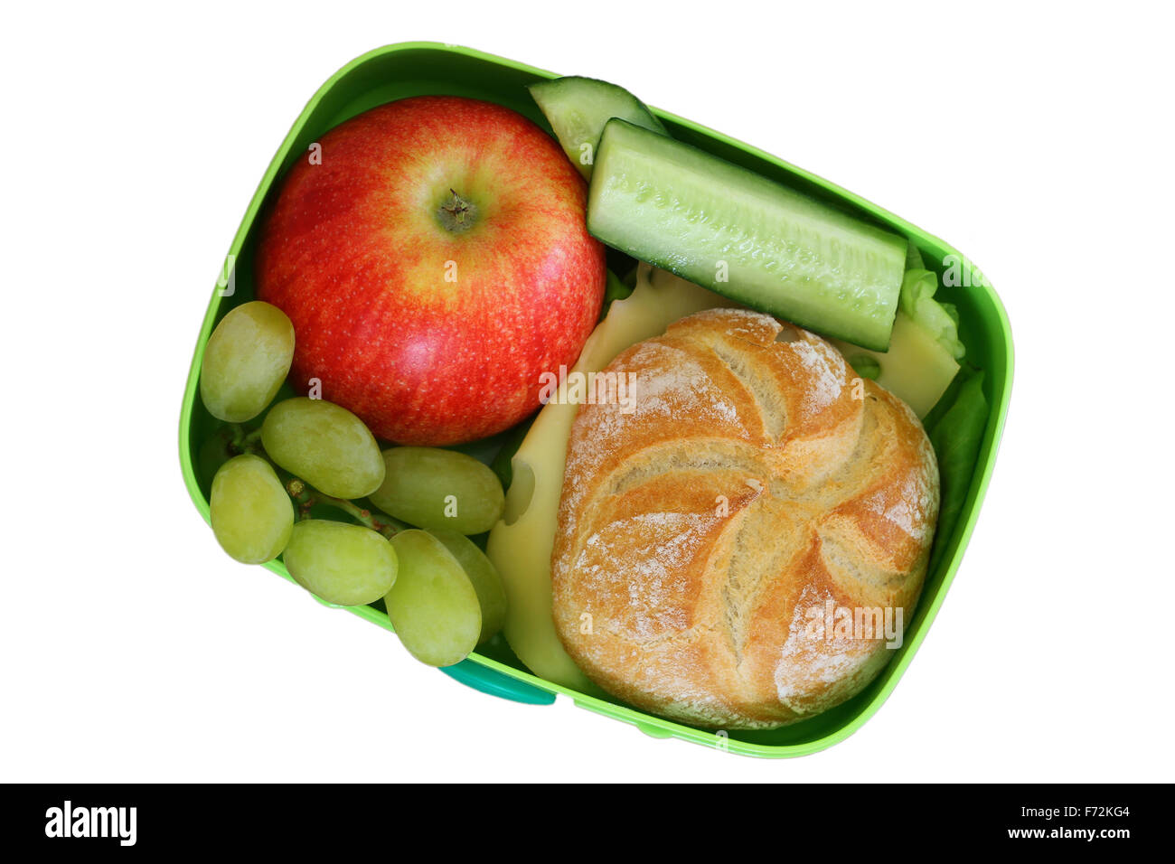 Lunch-Box mit Käse Würfeln, Apfel, Trauben und Gurken-Sticks isoliert auf weiss Stockfoto