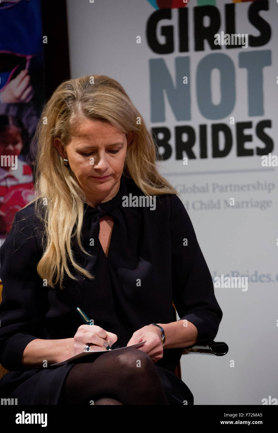 Amsterdam, Niederlande. 23. November 2015. Prinzessin Mabel von den Niederlanden an der Idfa Filmfestival teenage afghanischen Rapper und Aktivist Sonita zu treffen und ihr Film im Amsterdam, The Netherlands, 23. November 2015. Foto: Patrick van Katwijk / POINT DE VUE OUT - NO WIRE SERVICE-/ Dpa/Alamy Live News Stockfoto