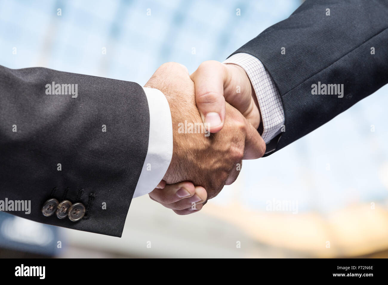 Handshake. Closeup Aufnahme der Hände. Das Businesscenter im Hintergrund. Stockfoto