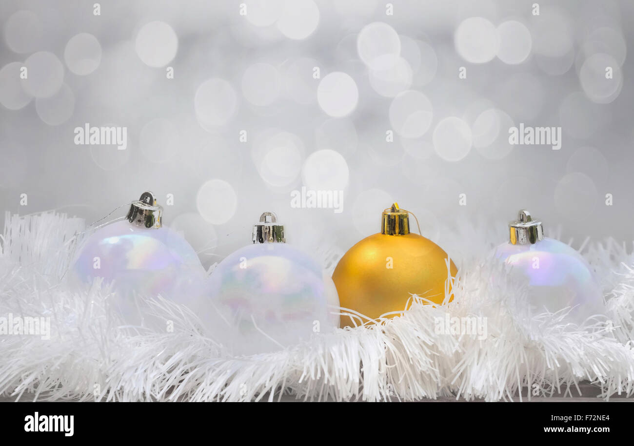 Goldene Kugel Weihnachtskugel unter weißen Kranz Stockfoto