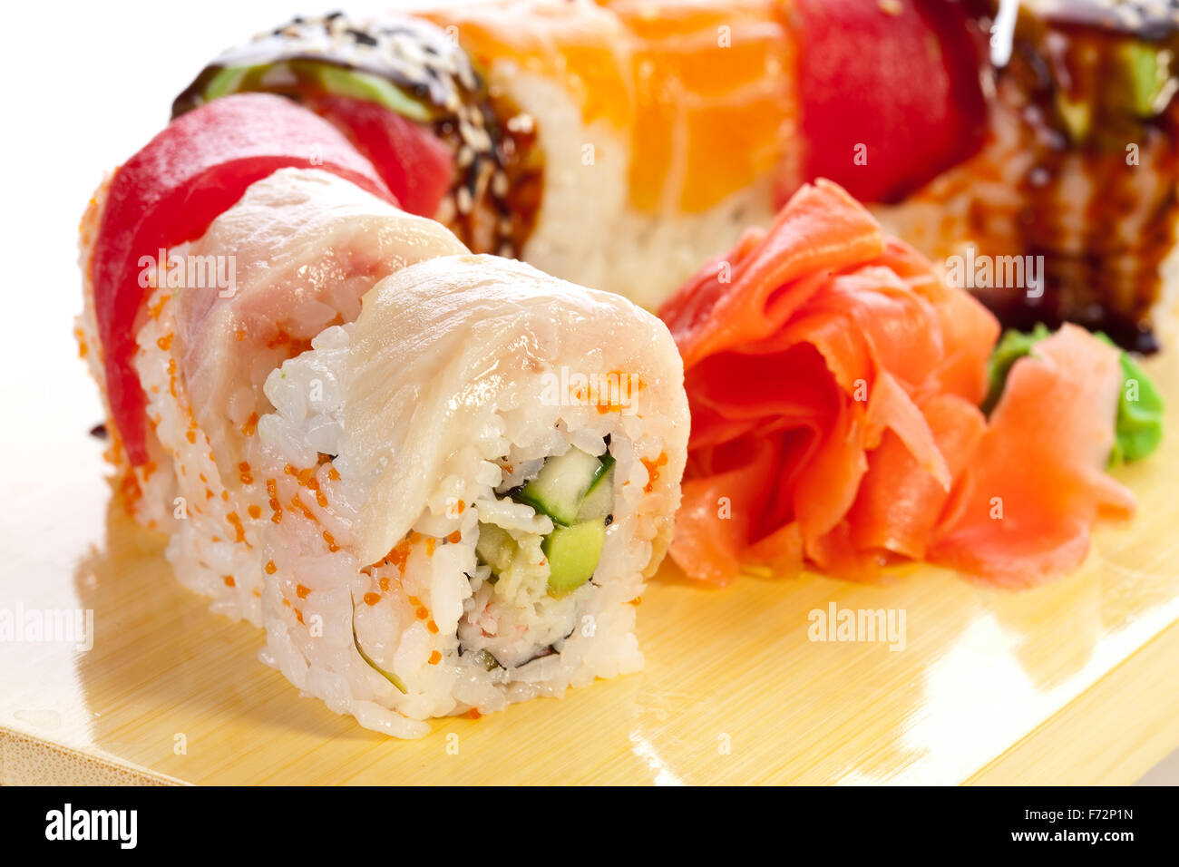 Traditionelles japanisches Essen - Sushi-Rollen mit rohen Thunfisch und Jakobsmuscheln. Stockfoto
