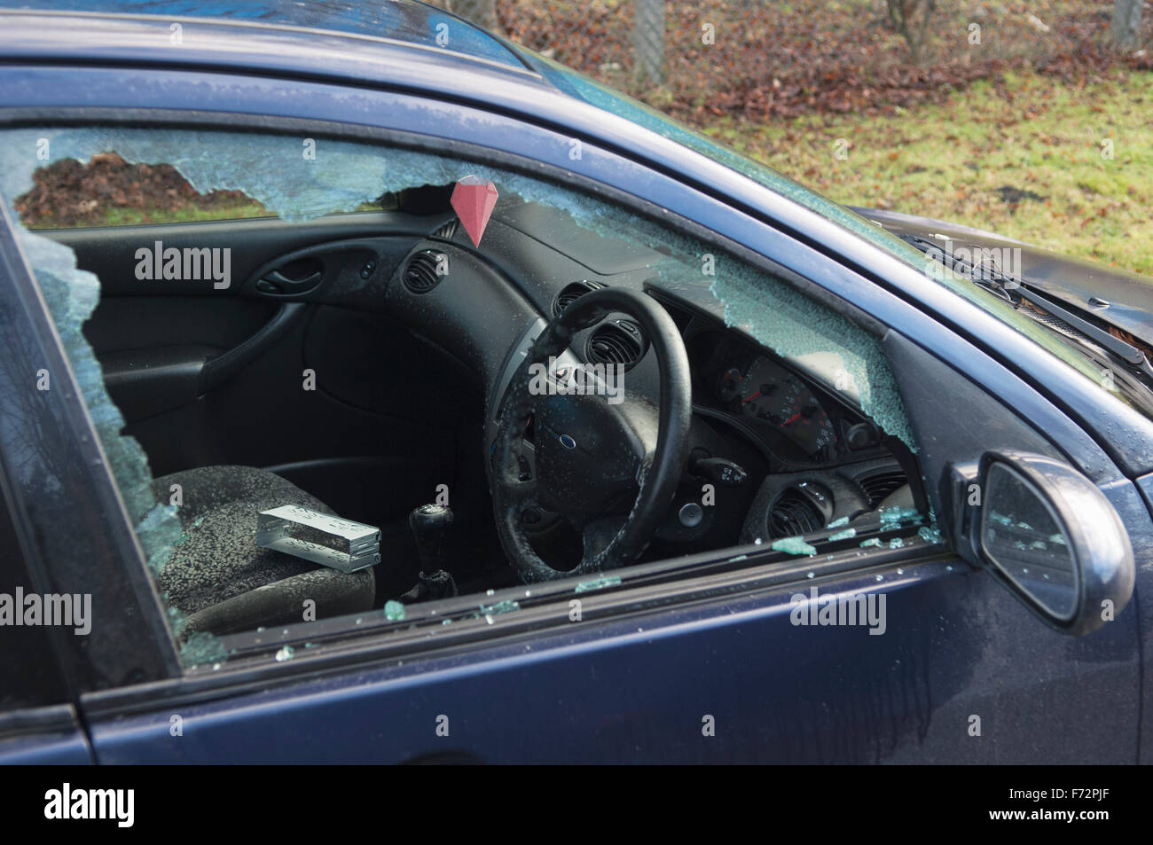 Auto-Kriminalität - Autofenster, wo die Stereoanlage gestohlen wurde, gebrochen. Stockfoto