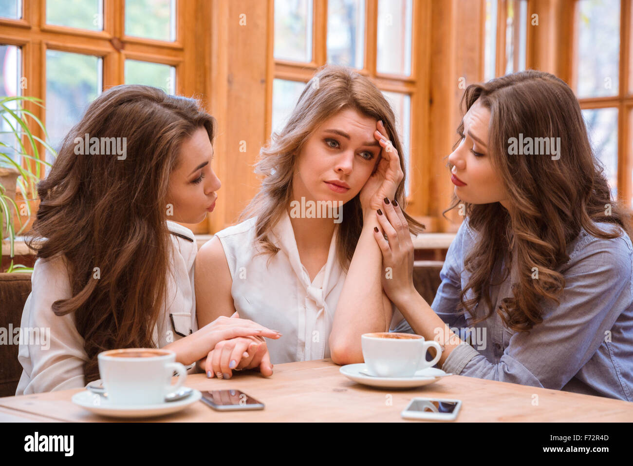 Portrat Von Zwei Frauen Trosten Weinende Madchen Im Cafe Stockfotografie Alamy