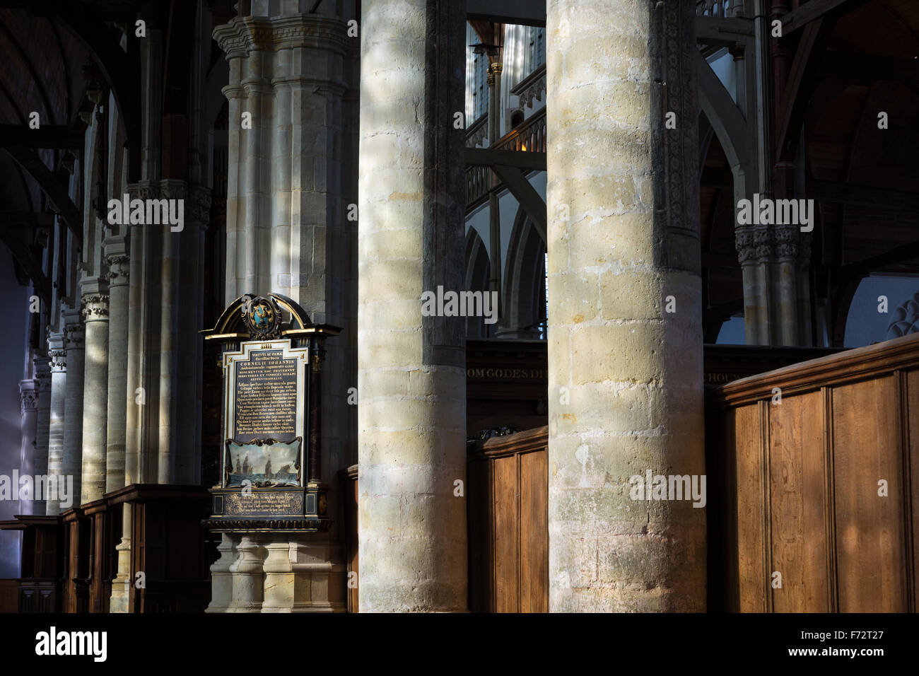 Säulen in der mittelalterlichen alte Kirche/Oude Kerk in Amsterdam, Niederlande. Stockfoto