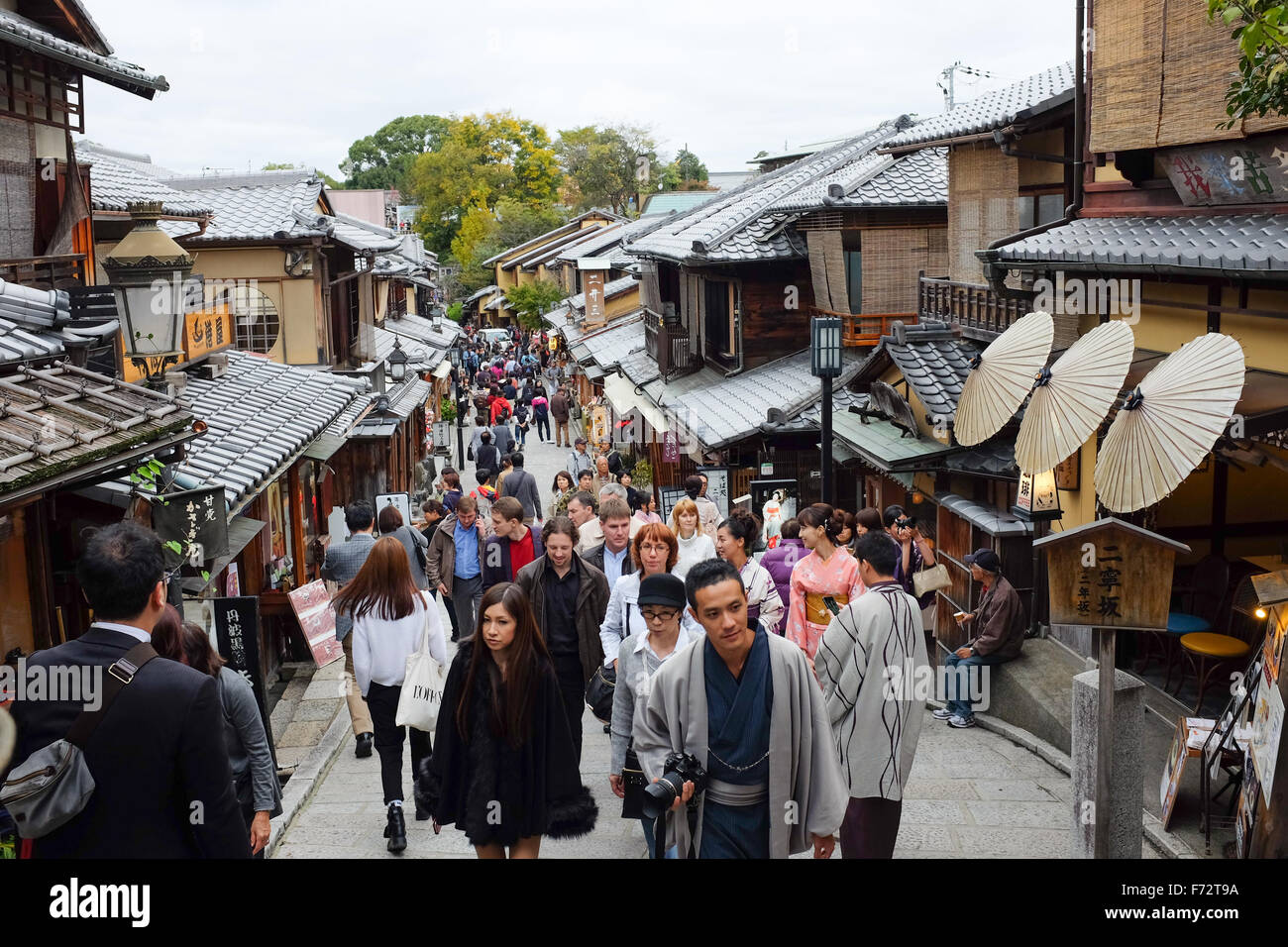 Eine Straße in Kyotos Higashiyama Altstadt (Japan). Stockfoto