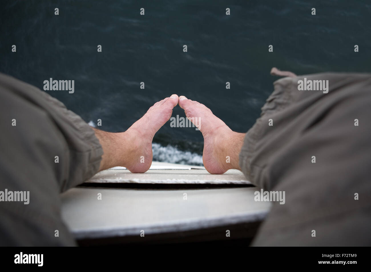 Füße barfuß aus dem Vorstand eines Kreuzers Nil, Ägypten Stockfoto