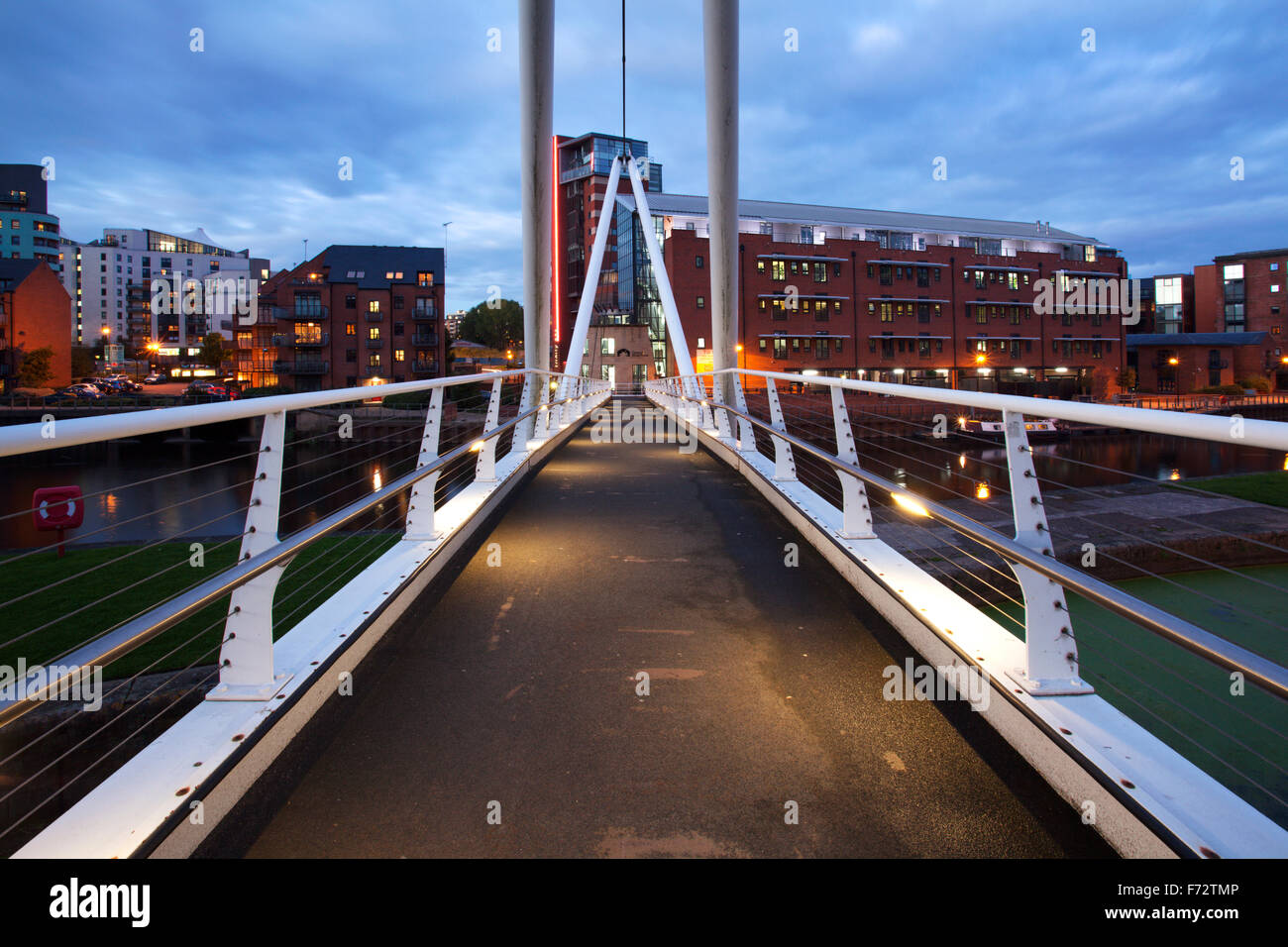 Ritter-Weg-Brücke über den Fluss Aire an der Dämmerung Leeds in West Yorkshire England Stockfoto