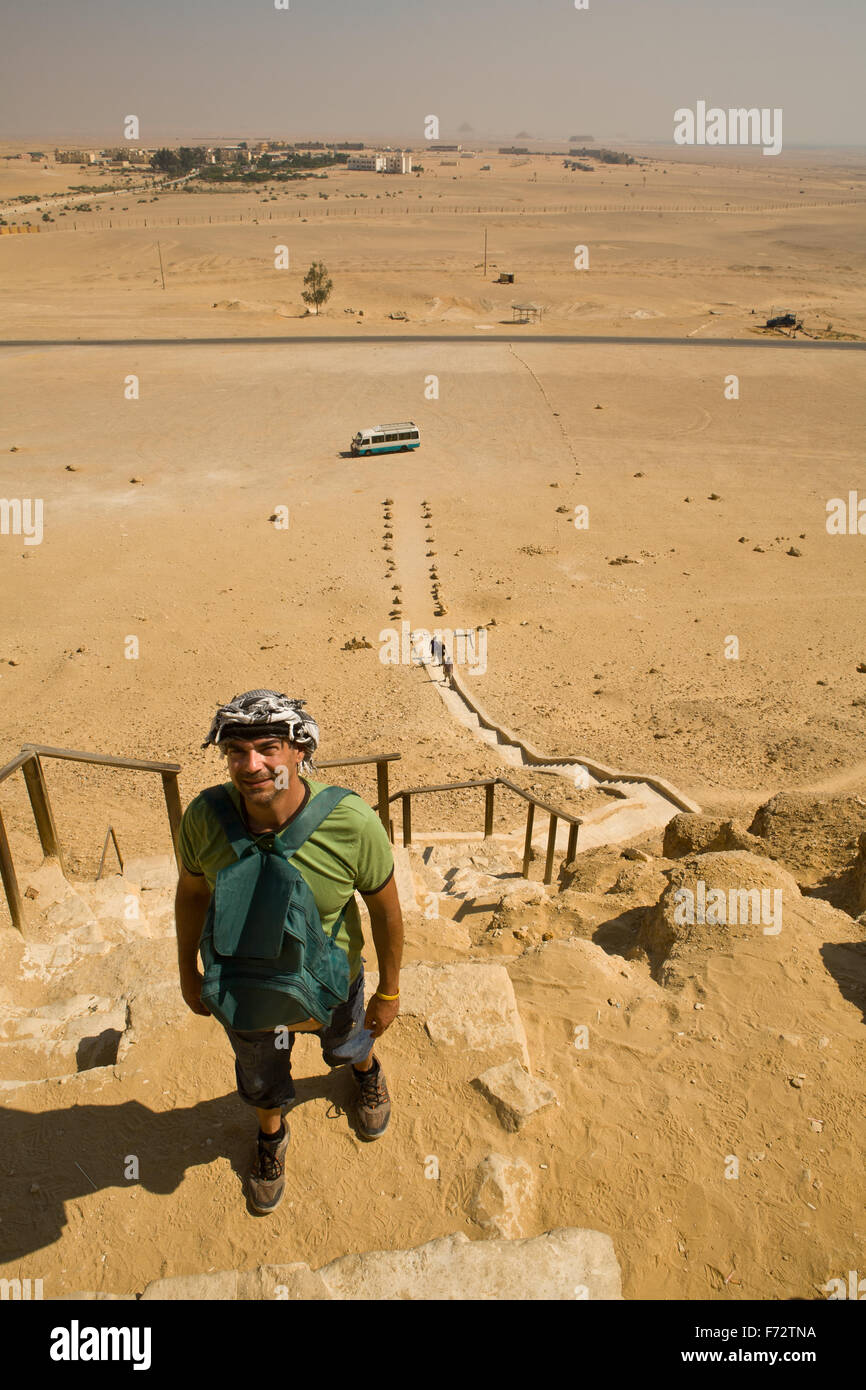 Besucher der Spitze des Pfades der Roten Pyramide. Die größte der drei großen Pyramiden befindet sich an der Nekropole Dahshur, Ägypten Stockfoto