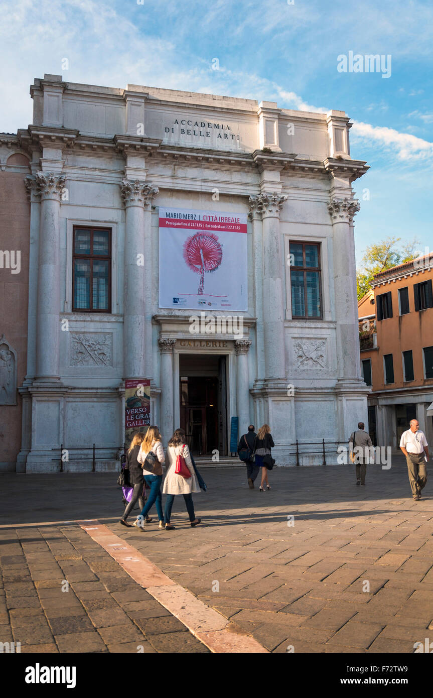 Kunstgalerie der Accademia in Venedig, Italien. Fassade vor dem Eingang Stockfoto
