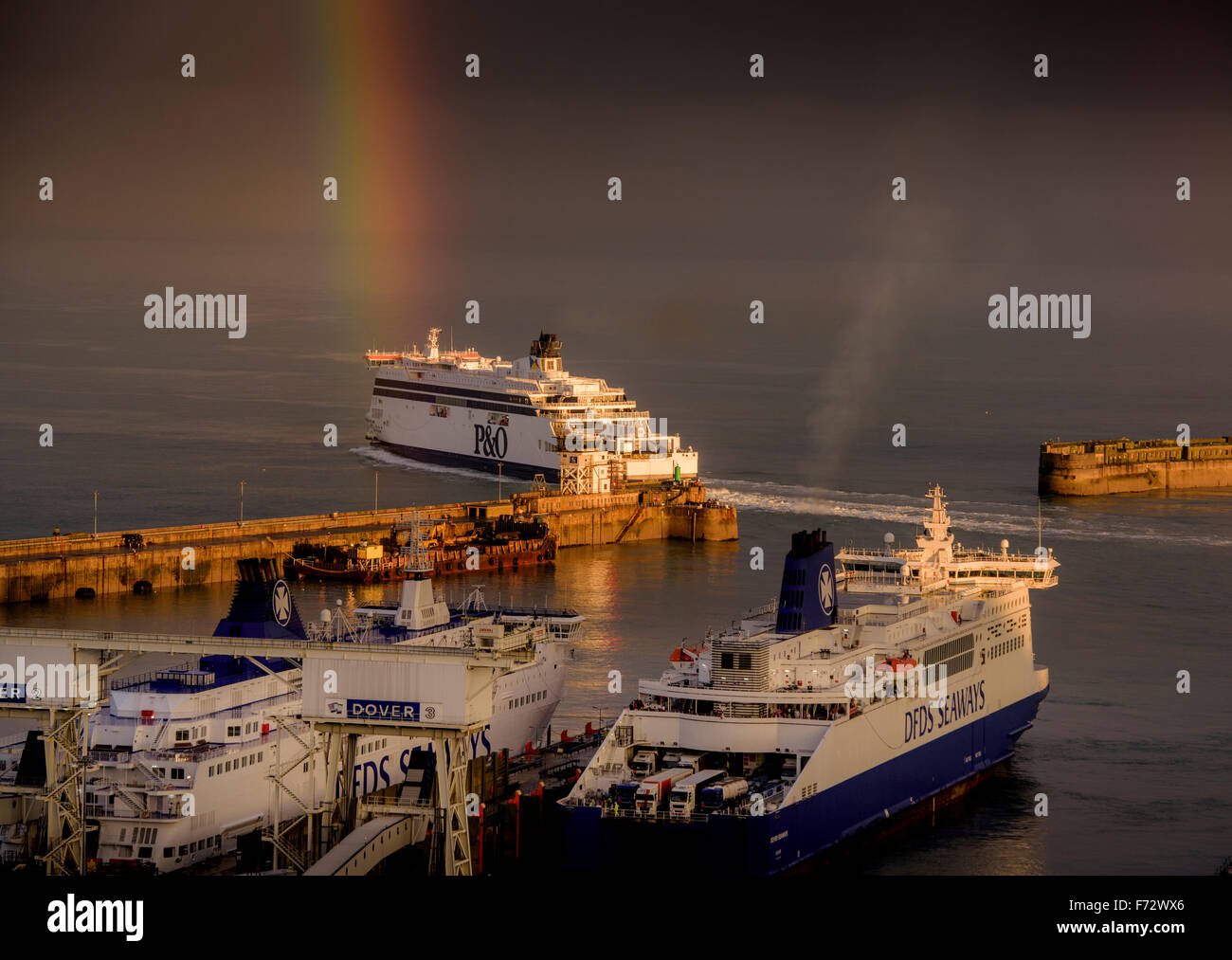Ein heller Regenbogen am Himmel leuchtet über dem „Spirit of France“, während die P&O-Fähre den Hafen von Dover, Kent, Großbritannien, überfährt. Stockfoto