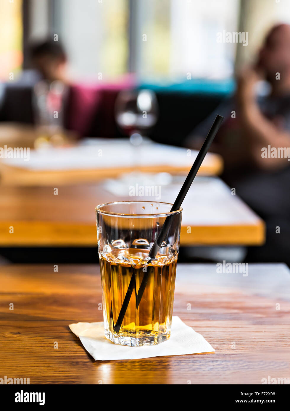 Apfelsaft aus transparentem Glas Stockfoto