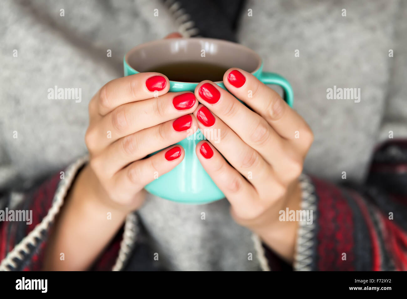 weibliche Hände halten eine Tasse heißen Tee Stockfoto