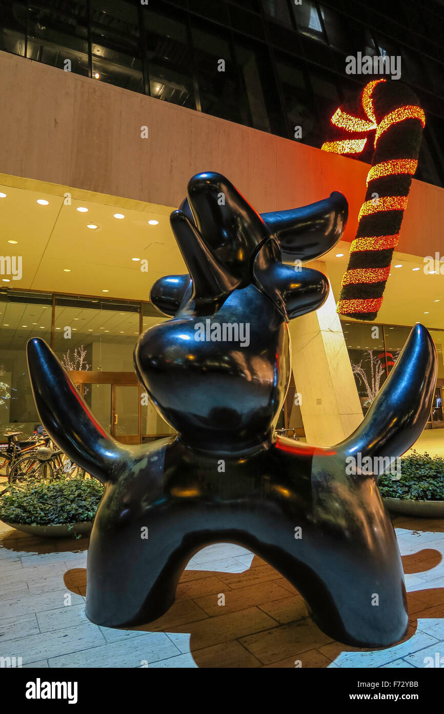 Joan Miros "Moonbird" Skulptur mit dem Solow Gebäude im Hintergrund, NYC Stockfoto