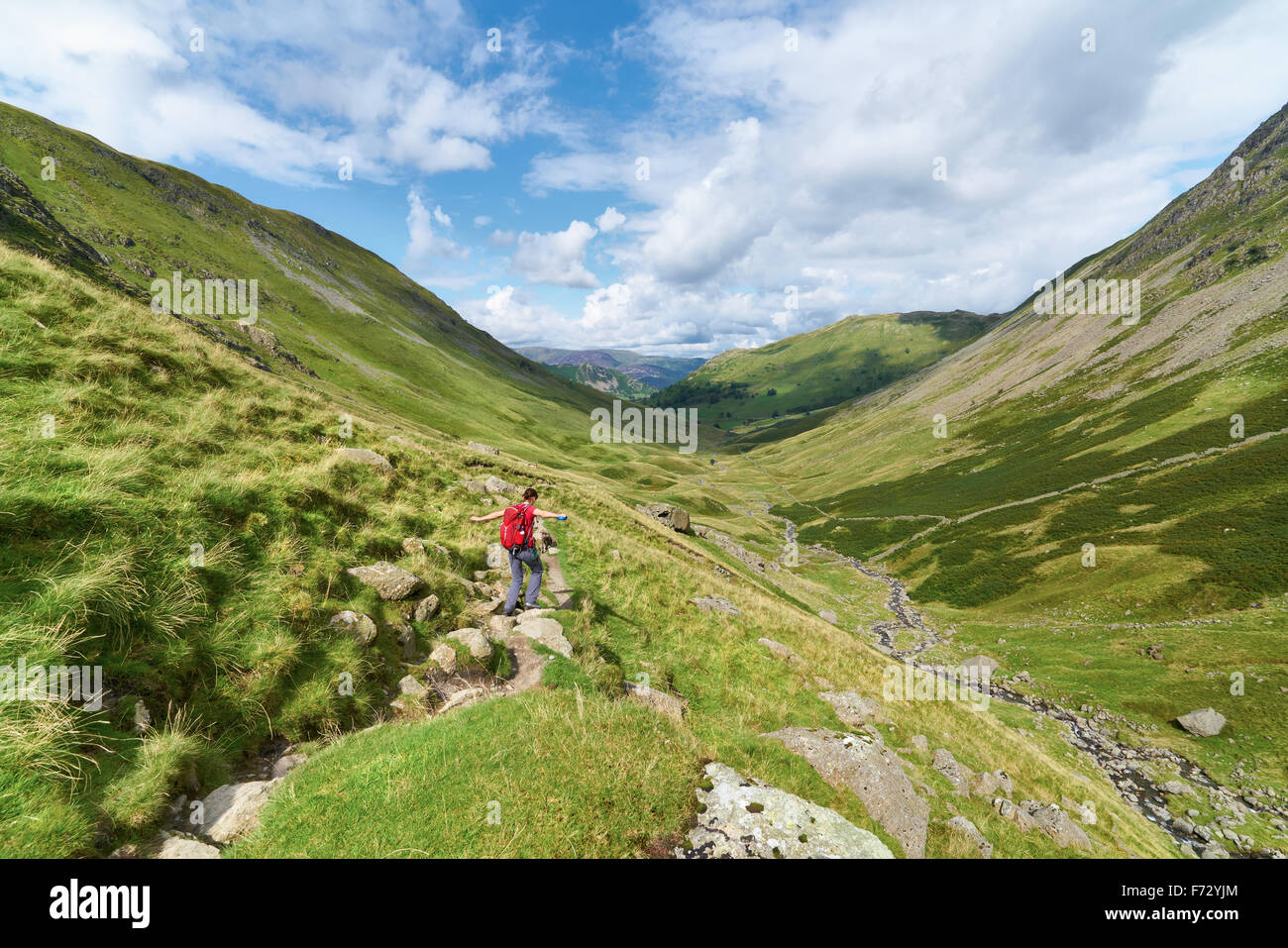 Eine weibliche Wanderer zu Fuß in Richtung Hartsop und Brock Crags in englischen Lake District, Großbritannien. Stockfoto