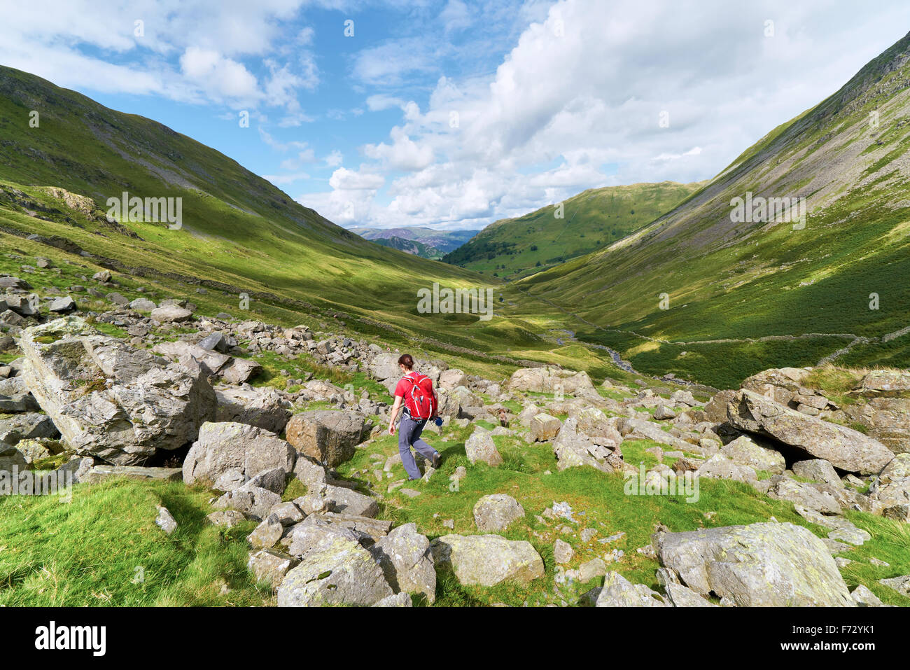 Eine weibliche Wanderer zu Fuß in Richtung Hartsop und Brock Crags in englischen Lake District, Großbritannien. Stockfoto