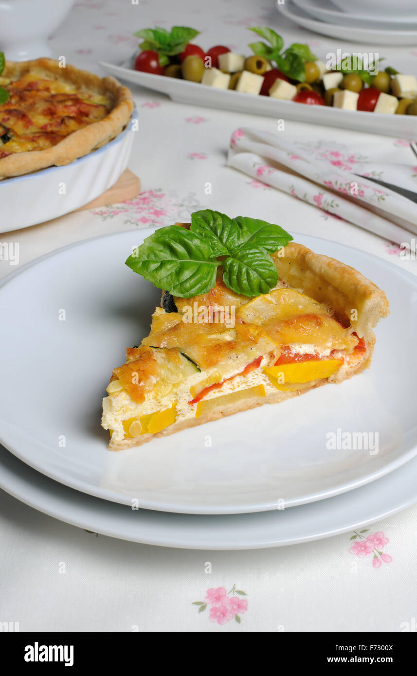 Quiche mit Zucchini (grün, gelb) und Tomaten Käse gebacken Stockfoto