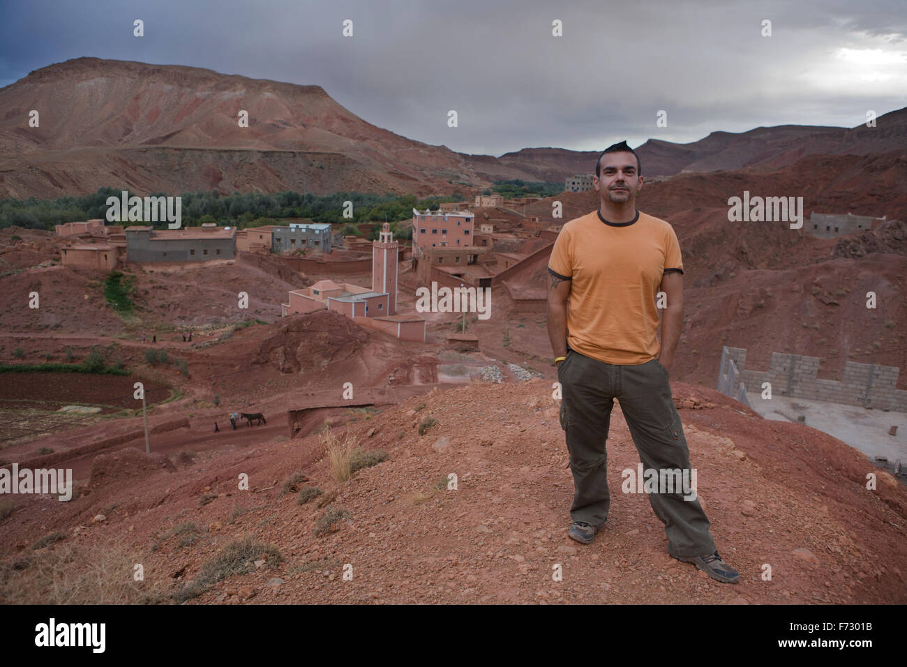 Ein Tourist posiert auf einem Dorf Dades Tal, Marokko Stockfoto