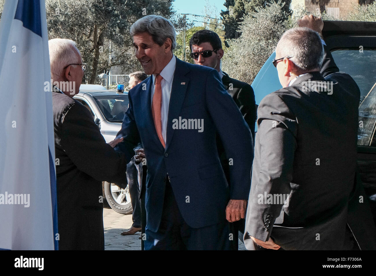Westjordanland, Israel. 24. November 2015. Präsident des Staates Israel, REUVEN RIVLIN, begrüßt US-Außenminister JOHN KERRY in der Residenz des Präsidenten. Secretary Kerry machte eine Runde der Gespräche in den Nahen Osten Treffen mit israelischen und palästinensischen Politikern besprechen Sie Schritte zur Reduzierung der aktuellen Welle der Gewalt fegen, Israel und dem Westjordanland. Bildnachweis: Nir Alon/Alamy Live-Nachrichten Stockfoto