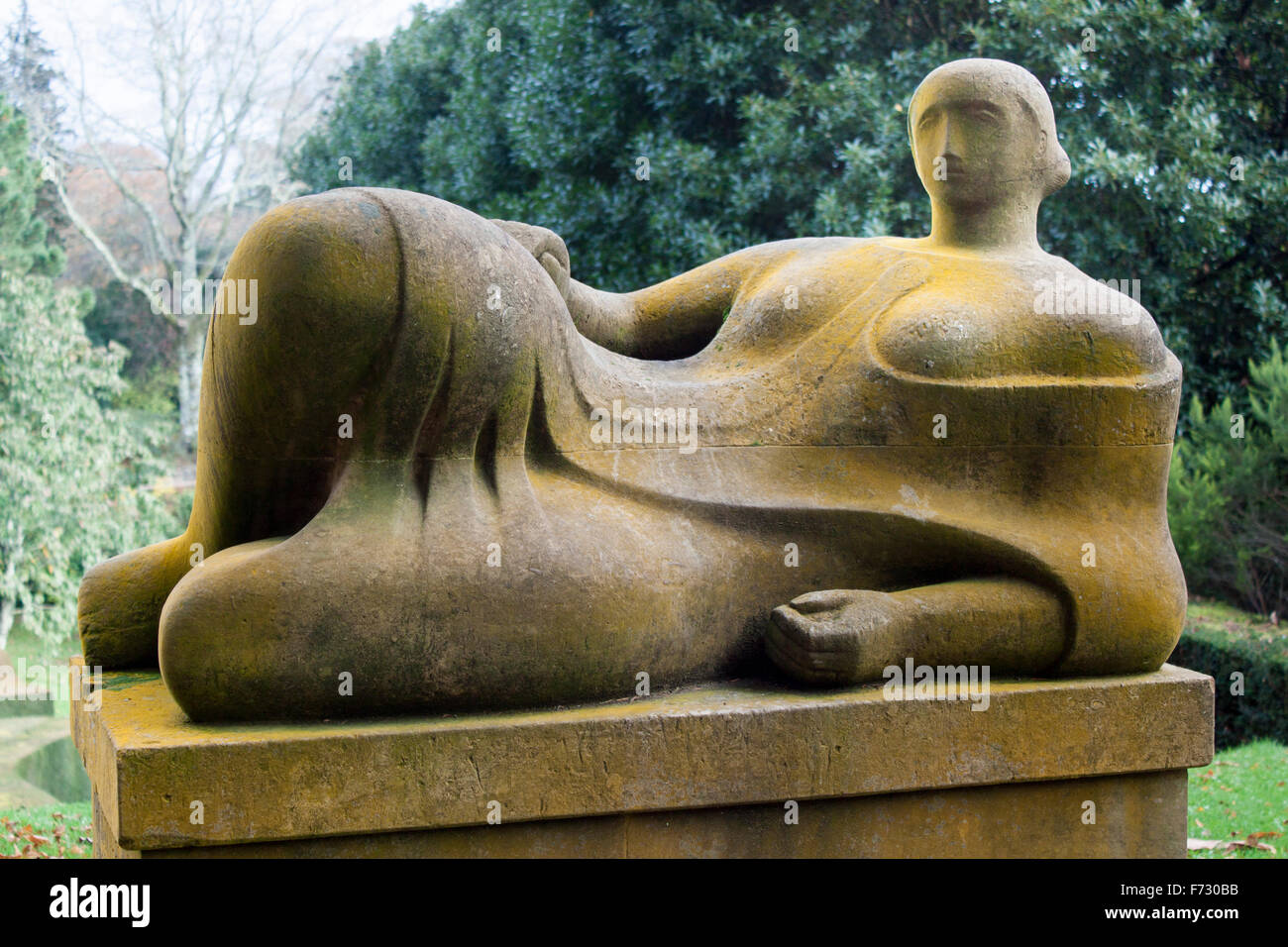 Henry Moore Skulpturen in Dartington Hall Gärten gewidmet dem Andenken von Christopher Martin, die erste Kunst-Administrator Stockfoto