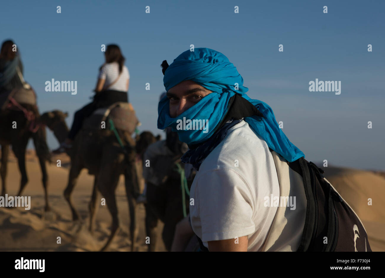Touristen in der Wüste Reise in der Nähe von Merzouga in Erg Chebbi in Marokko. Stockfoto