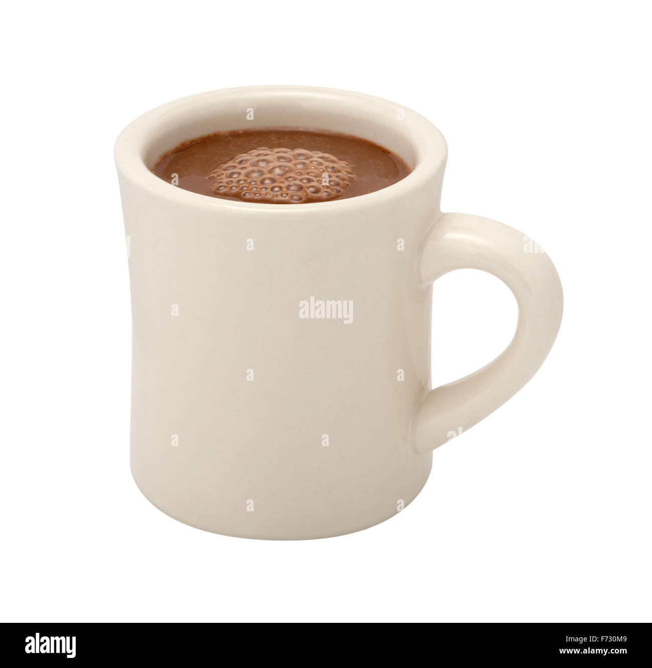 Heiße Schokolade in einer weißen Keramik-Becher. Das Bild zeigt einen Ausschnitt isoliert auf einem weißen Hintergrund. Stockfoto