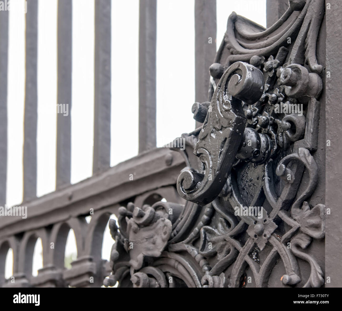 Vintage geschmiedet dekoratives Element auf Metall Tor in der Altstadt von Wien, Österreich Stockfoto