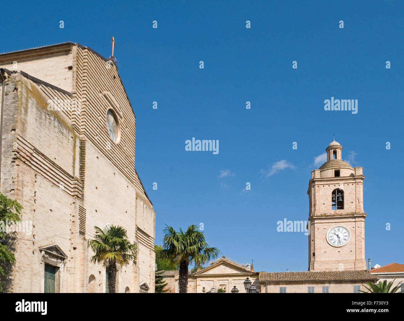 die Kirche San Giorgio und dem Wachturm in Porto San Giorgio, Marche, Italien Stockfoto