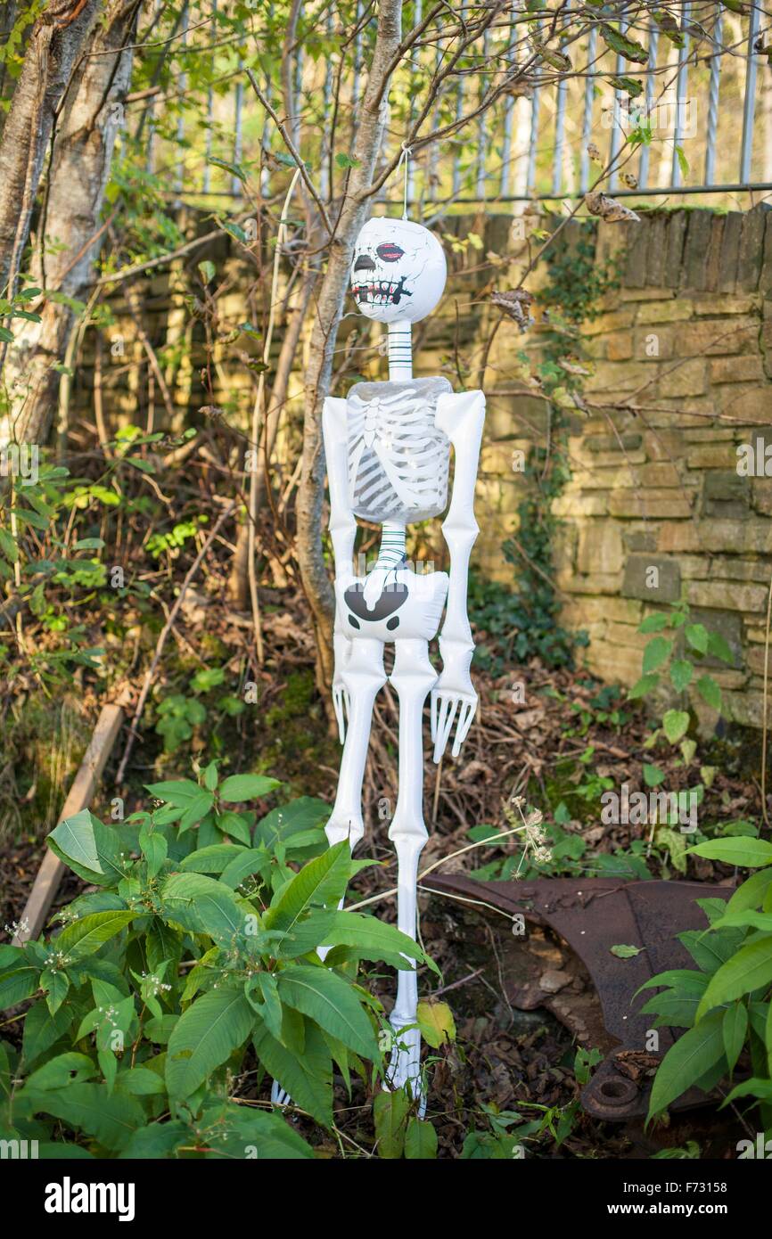 Kunststoff-Blow-up Skelett an einem Baum hängen an halloween Stockfoto